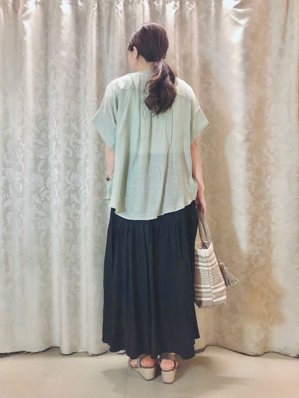 グリーン系のシャツ/ブラウス、ホワイト系のタンクトップ、ブラウン系のサンダルを着用したレディースの春コーディネートの3枚目の写真