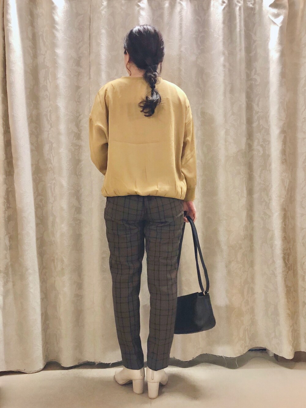 イエロー系のシャツ/ブラウス、ブラウン系のその他パンツ、ブラック系のショルダーバッグを着用したレディースの秋コーディネートの3枚目の写真
