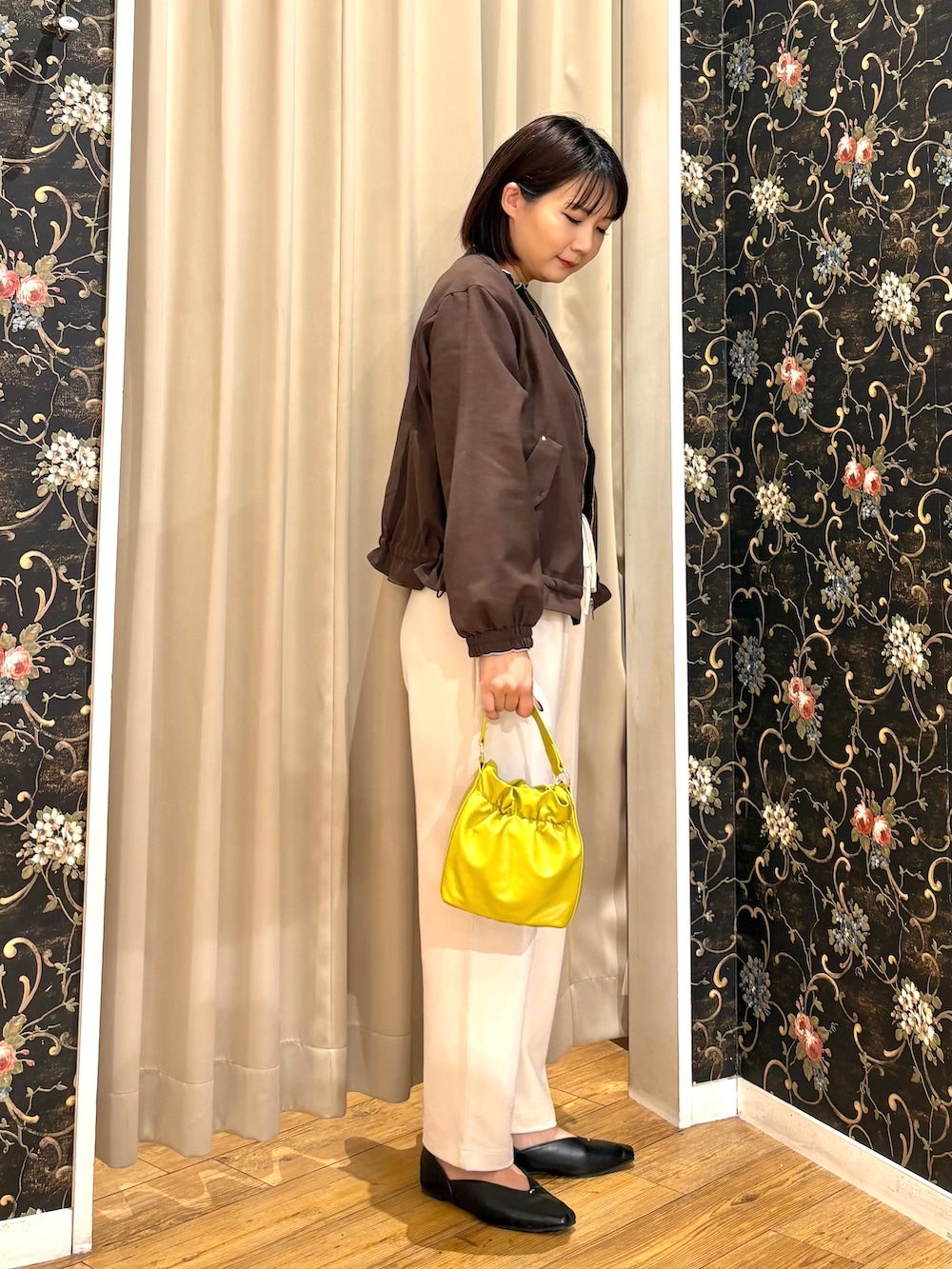 ブラウン系のブルゾン、ブラック系のTシャツ/カットソー、ホワイト系のその他パンツを着用したレディースの秋コーディネートの2枚目の写真
