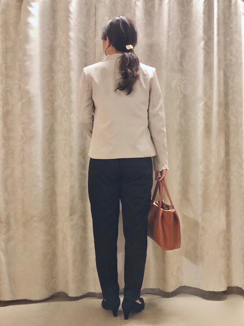 ホワイト系のTシャツ/カットソー、ブラック系のその他パンツ、ベージュ系のノーカラージャケットを着用したレディースの秋コーディネートの3枚目の写真