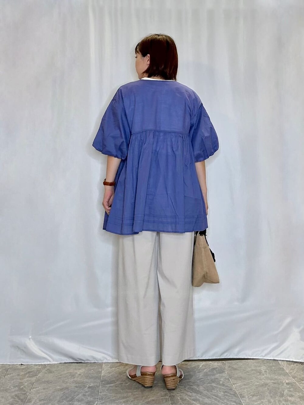 ブルー系のシャツ/ブラウス、ホワイト系のTシャツ/カットソー、ベージュ系のその他パンツを着用したレディースの夏コーディネートの3枚目の写真