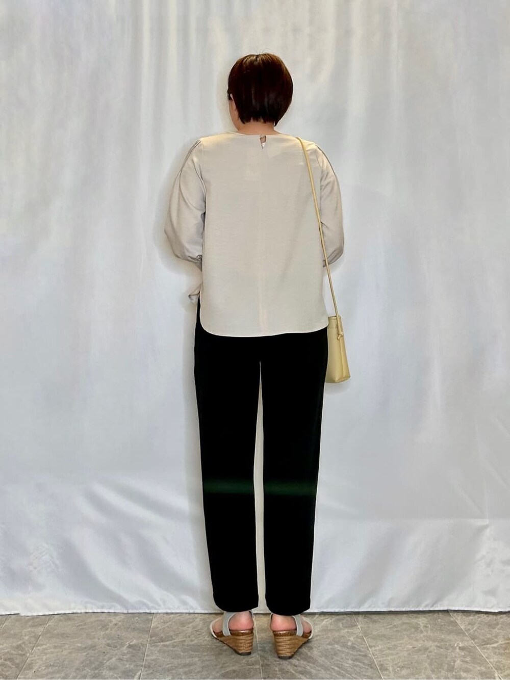 ベージュ系のシャツ/ブラウス、ブラック系のその他パンツ、シルバー系のサンダルを着用したレディースの春コーディネートの3枚目の写真