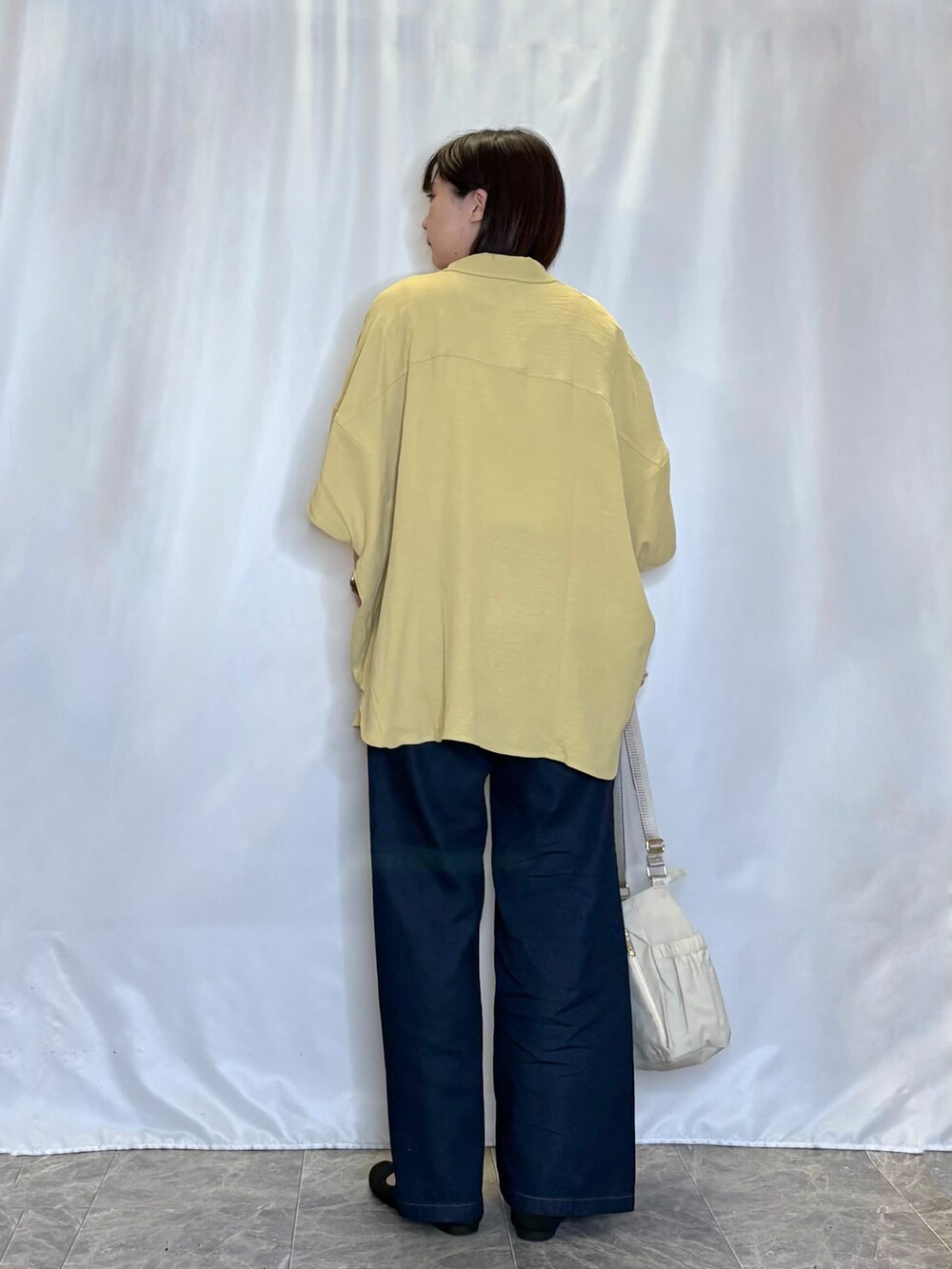 イエロー系のシャツ/ブラウス、ホワイト系のタンクトップ、ブルー系のその他パンツを着用したレディースの春コーディネートの3枚目の写真