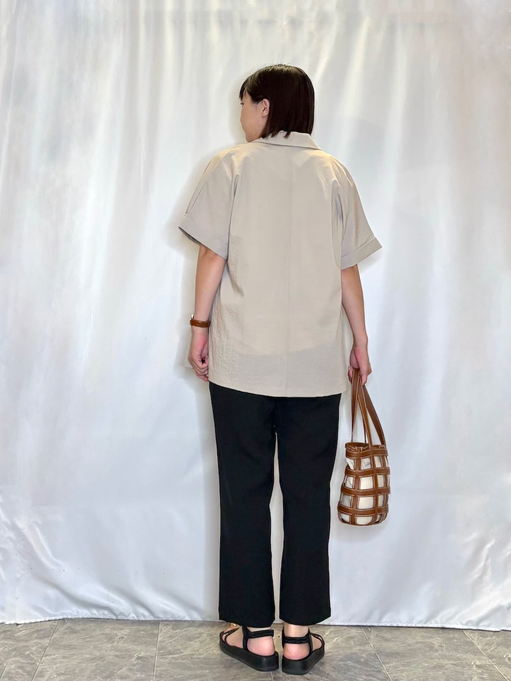 ベージュ系のテーラードジャケット、ホワイト系のTシャツ/カットソー、ブラック系のその他パンツを着用したレディースの夏コーディネートの3枚目の写真