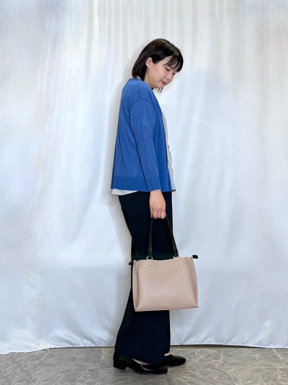 ブルー系のカーディガン/ボレロ、ホワイト系のシャツ/ブラウス、ブルー系のその他パンツを着用したレディースの夏コーディネートの2枚目の写真