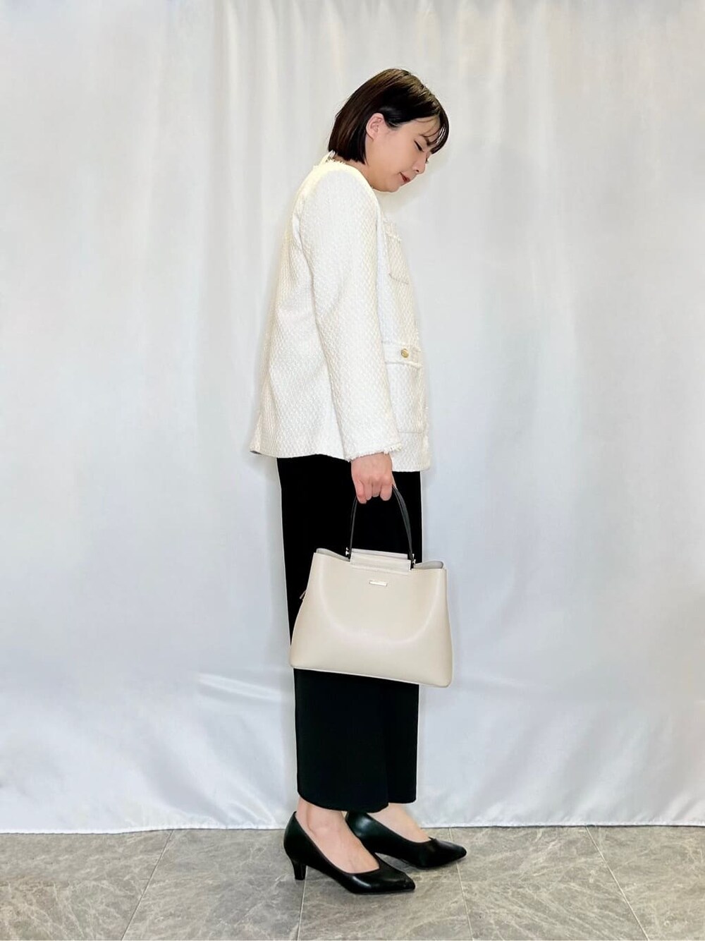 ベージュ系のノーカラージャケット、ホワイト系のシャツ/ブラウス、ブラック系のその他パンツを着用したレディースの冬コーディネートの2枚目の写真