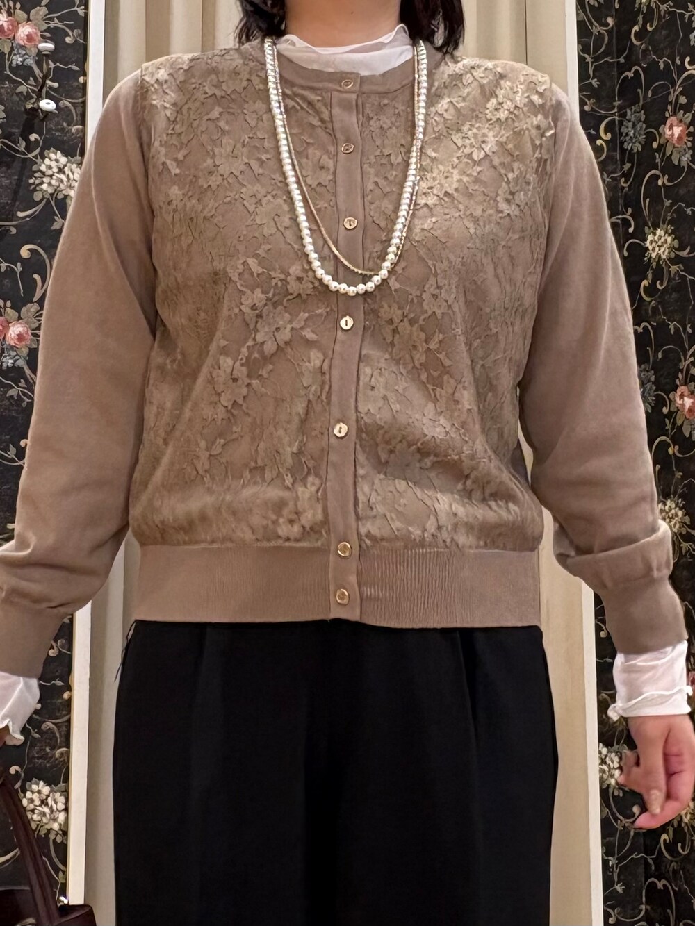 ブラウン系のカーディガン/ボレロ、ホワイト系のTシャツ/カットソー、ブラック系のその他パンツを着用したレディースの秋コーディネートの4枚目の写真
