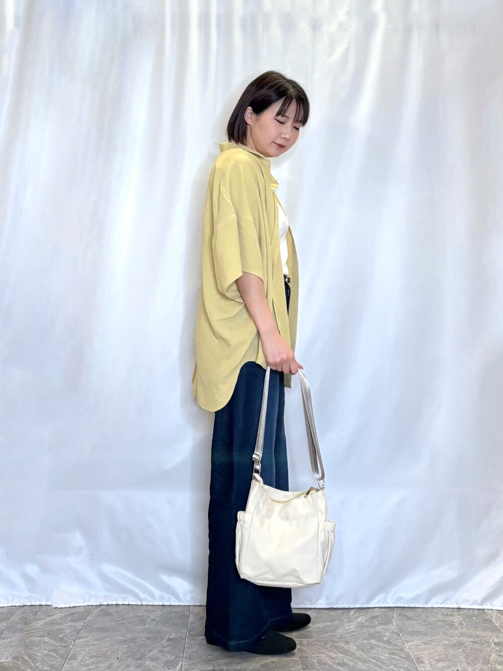 イエロー系のシャツ/ブラウス、ホワイト系のタンクトップ、ブルー系のその他パンツを着用したレディースの春コーディネートの2枚目の写真
