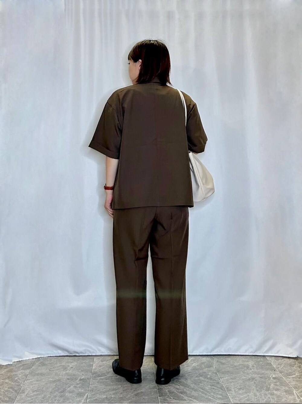 ブラウン系のテーラードジャケット、ホワイト系のTシャツ/カットソー、ブラウン系のその他パンツを着用したレディースの夏コーディネートの3枚目の写真