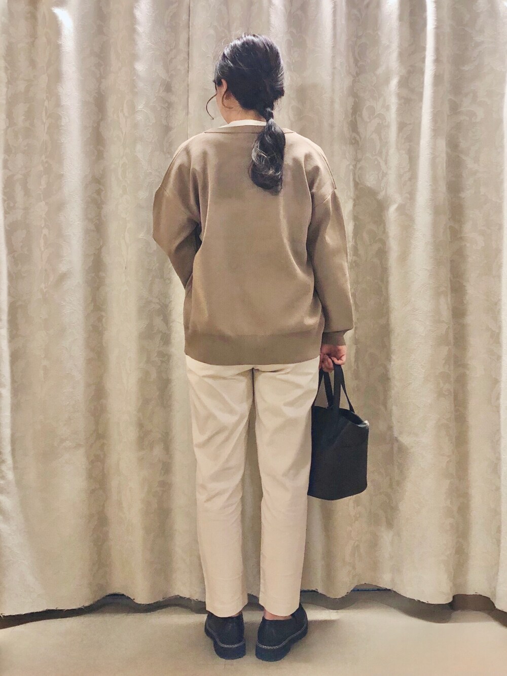 ブラック系のトートバッグ、ホワイト系のTシャツ/カットソー、ホワイト系のその他パンツを着用したレディースの秋コーディネートの3枚目の写真