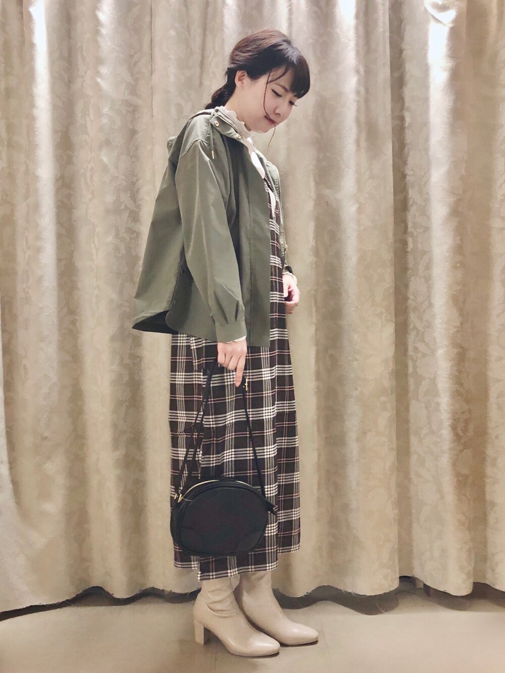 ホワイト系のTシャツ/カットソー、ブラック系のショルダーバッグ、ホワイト系のブーツを着用したレディースの秋コーディネートの2枚目の写真