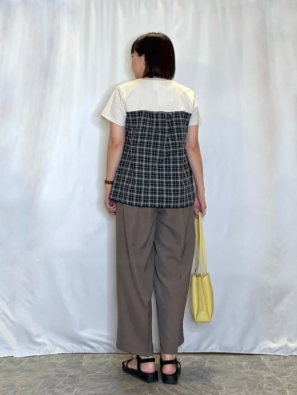ブラック系のTシャツ/カットソー、ブラック系のサンダル、ゴールド系のネックレスを着用したレディースの夏コーディネートの3枚目の写真