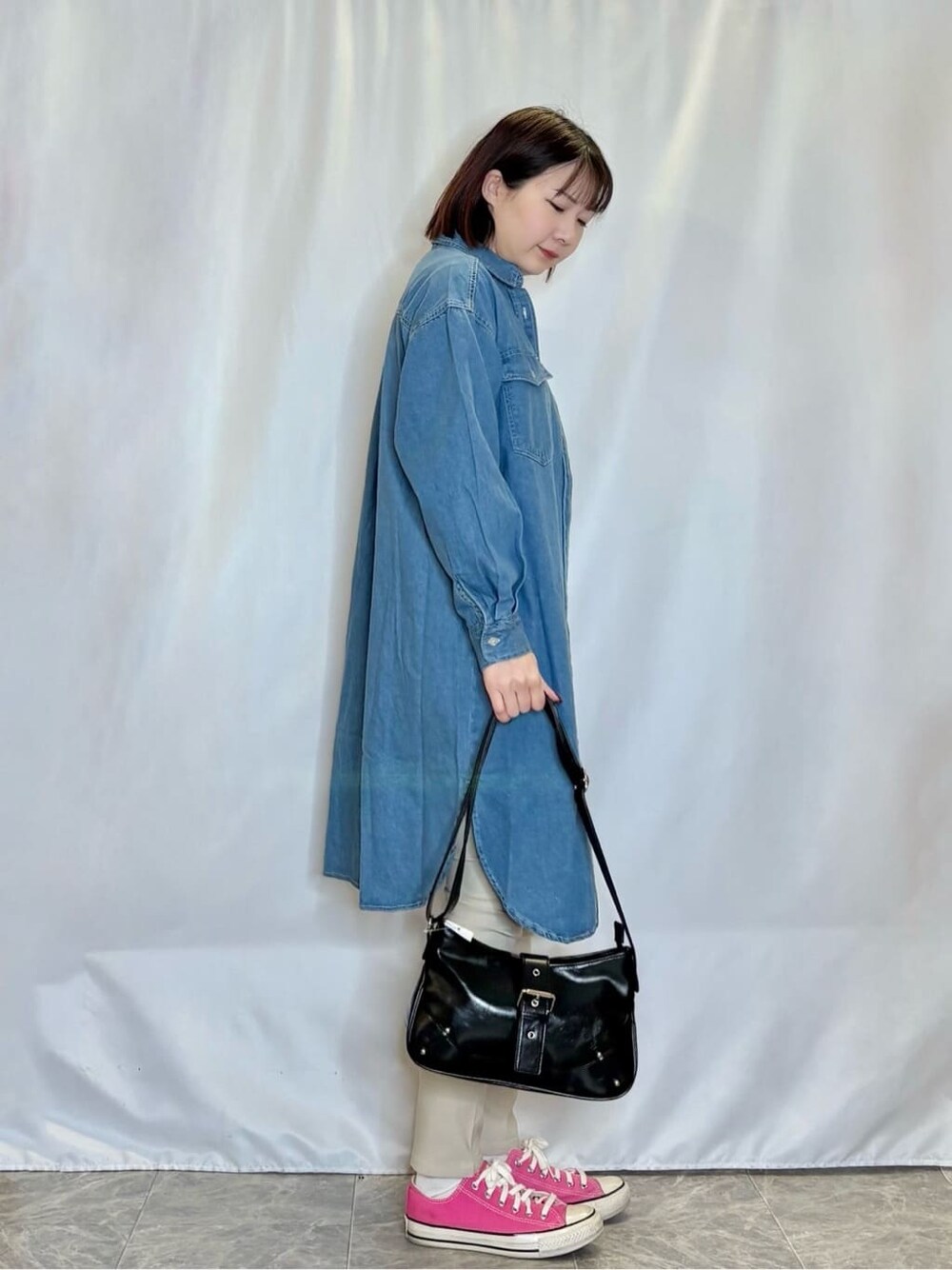 ブルー系のワンピース、ホワイト系のTシャツ/カットソー、ベージュ系のその他パンツを着用したレディースの冬コーディネートの2枚目の写真