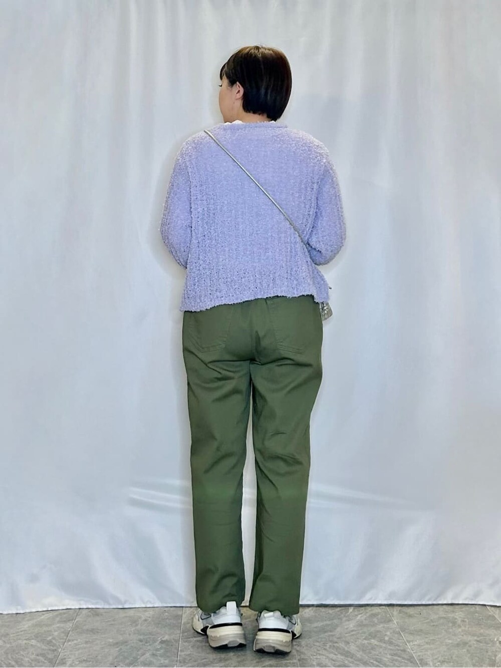 パープル系のニット/セーター、ホワイト系のTシャツ/カットソー、グリーン系のその他パンツを着用したレディースの春コーディネートの3枚目の写真