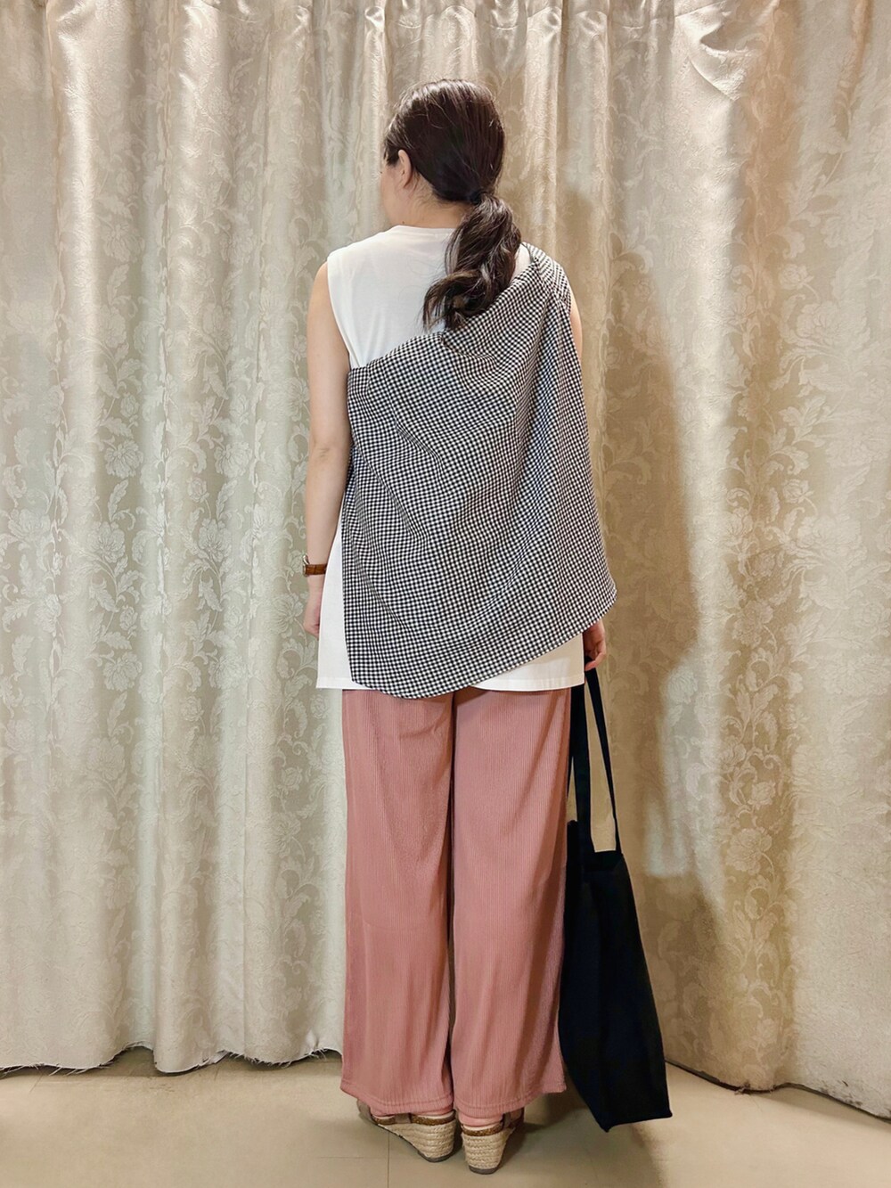 ホワイト系のタンクトップ、ブラック系のシャツ/ブラウス、ブラウン系のサンダルを着用したレディースの春コーディネートの3枚目の写真