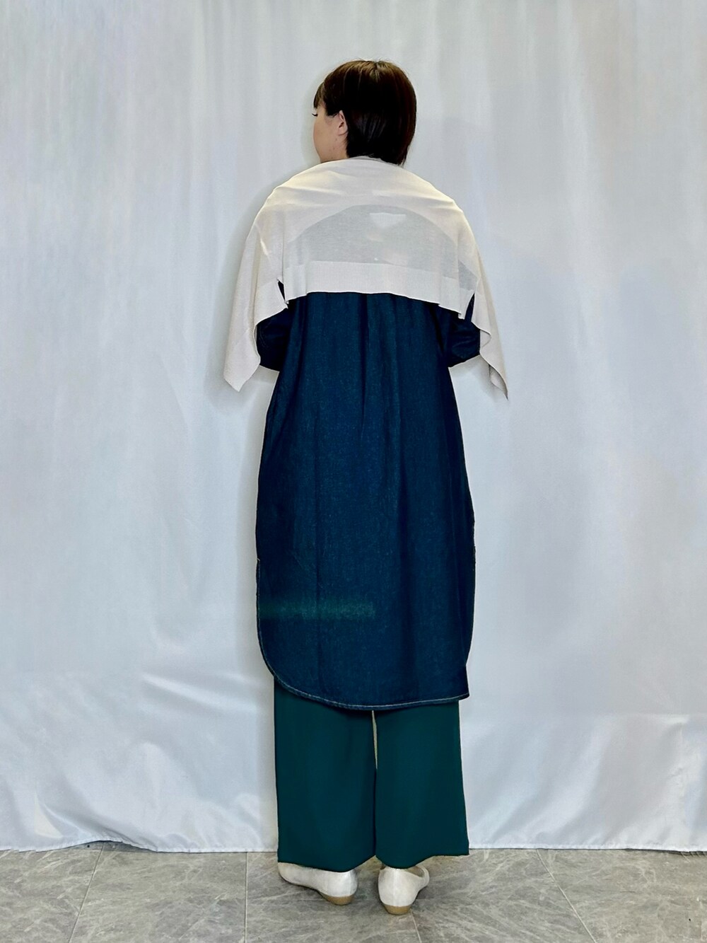 グリーン系のその他パンツ、ゴールド系のその他シューズ、グレー系のカーディガン/ボレロを着用したレディースの春コーディネートの3枚目の写真