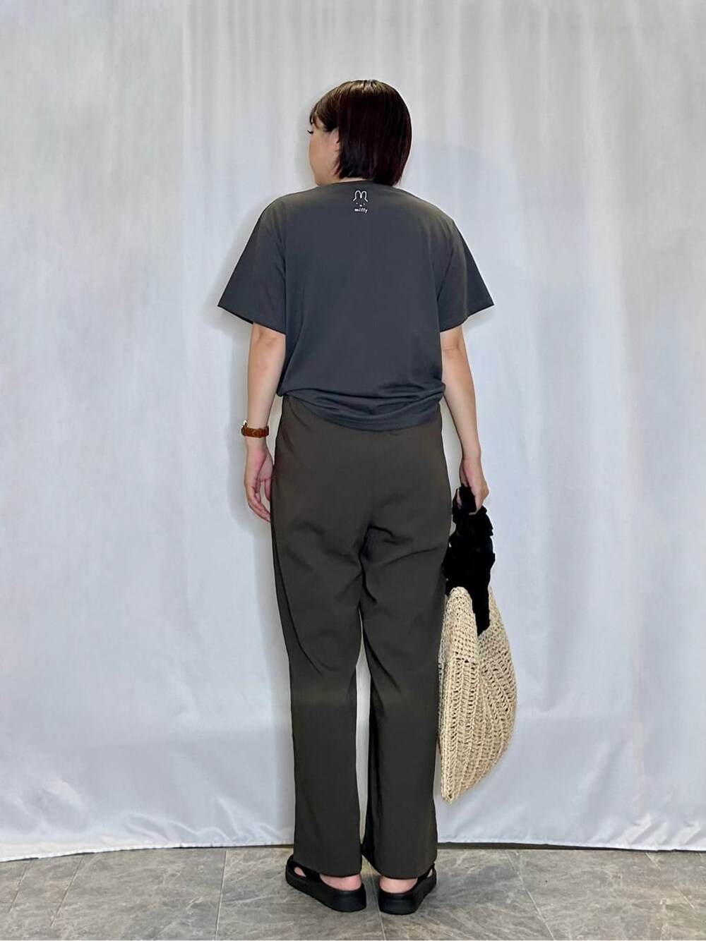 グレー系のTシャツ/カットソー、ブラウン系のその他パンツ、ブラック系のサンダルを着用したレディースの夏コーディネートの3枚目の写真