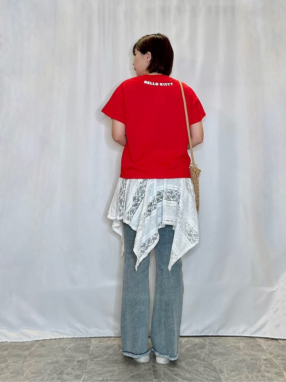 レッド系のTシャツ/カットソー、ホワイト系のタンクトップ、ブルー系のデニムパンツを着用したレディースの夏コーディネートの3枚目の写真
