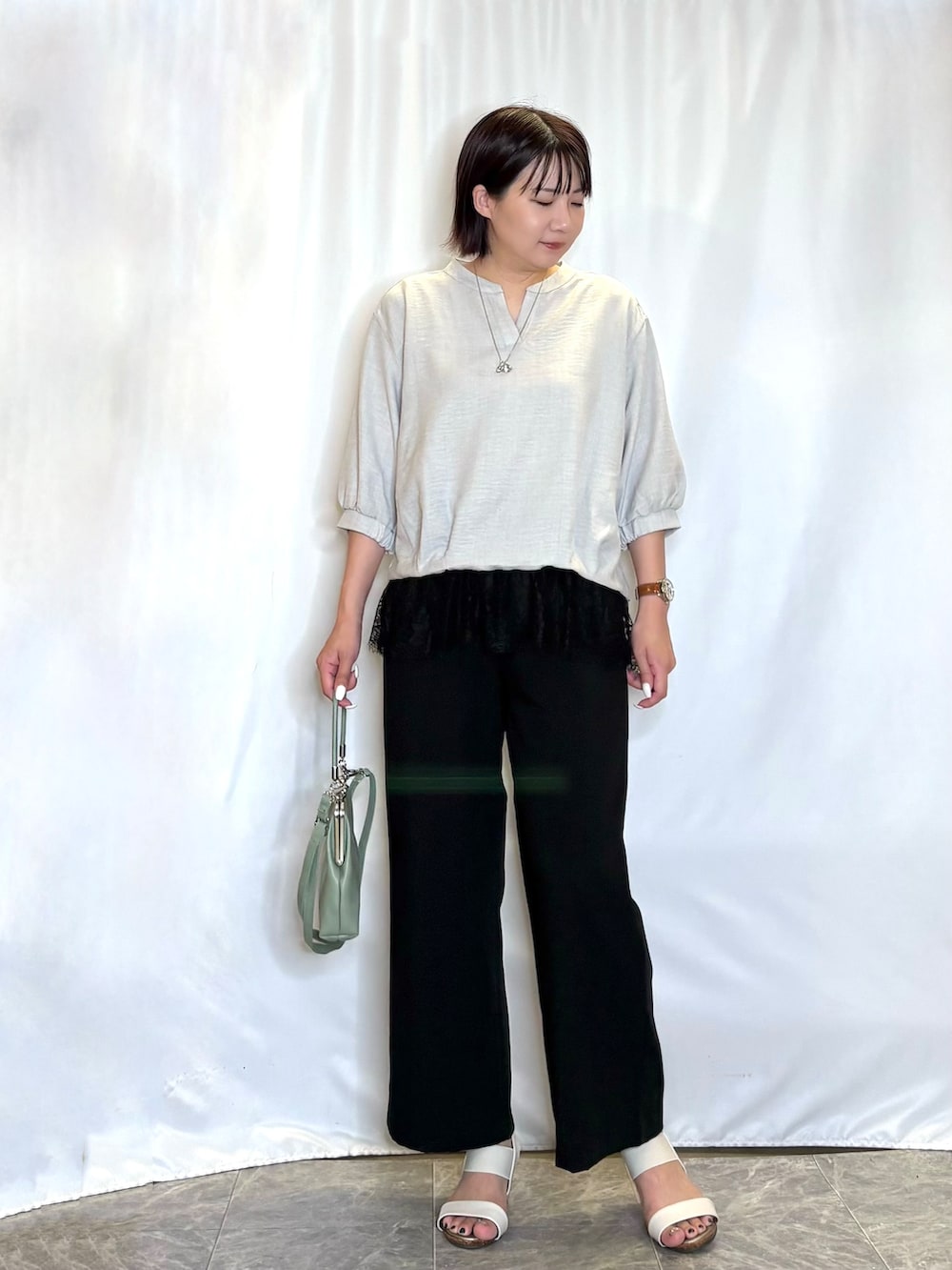グレー系のシャツ/ブラウス、ブラック系のその他パンツ、ホワイト系のサンダルを着用したレディースの夏コーディネートの2枚目の写真