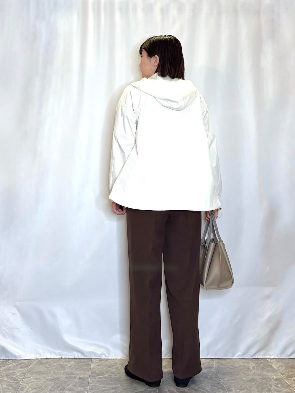 ホワイト系のブルゾン、ピンク系のTシャツ/カットソー、ブラウン系のその他パンツを着用したレディースの春コーディネートの3枚目の写真