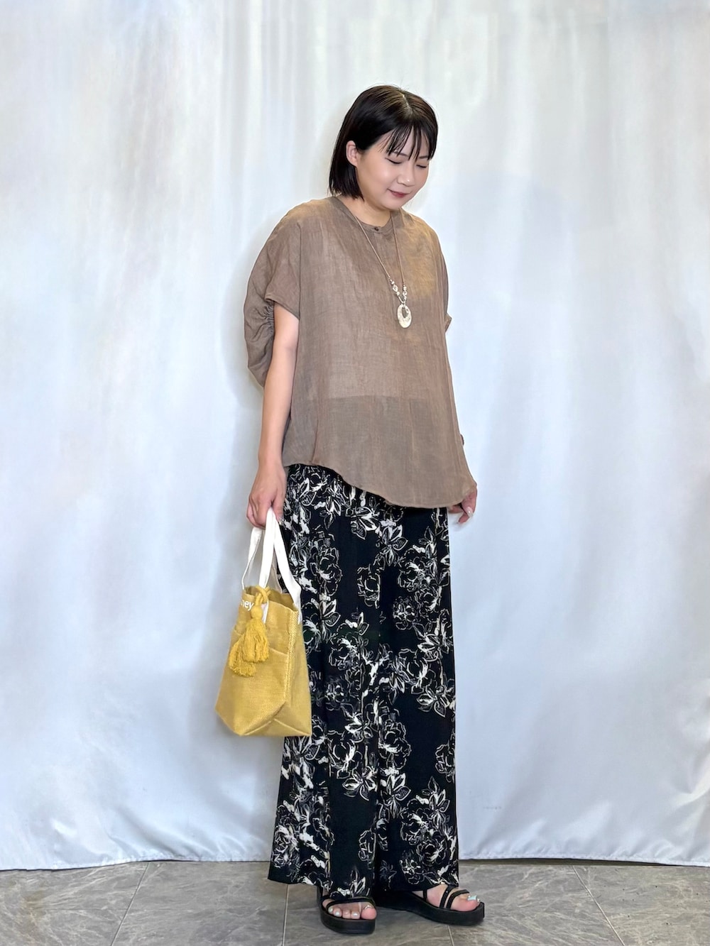 ブラウン系のシャツ/ブラウス、ホワイト系のタンクトップ、ブラック系のその他パンツを着用したレディースの夏コーディネートの3枚目の写真