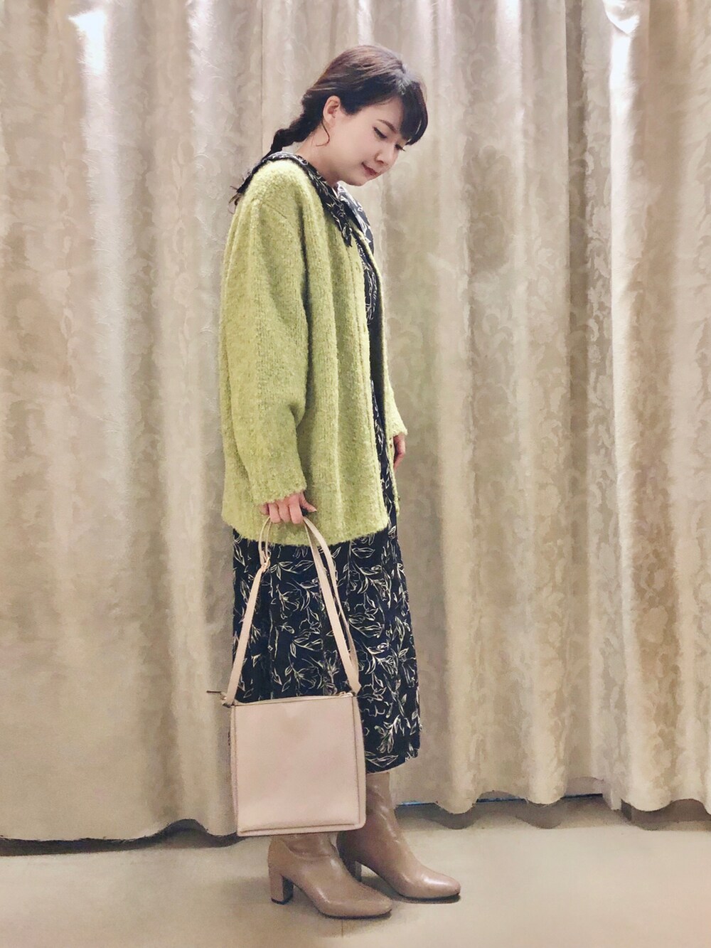 ベージュ系のブーツ、グレー系のショルダーバッグ、グリーン系のカーディガン/ボレロを着用したレディースの秋コーディネートの2枚目の写真
