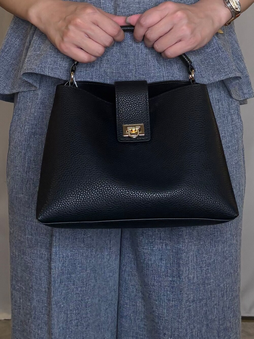 ブルー系のシャツ/ブラウス、ブルー系のその他パンツ、ブラック系のショルダーバッグを着用したレディースの秋コーディネートの4枚目の写真