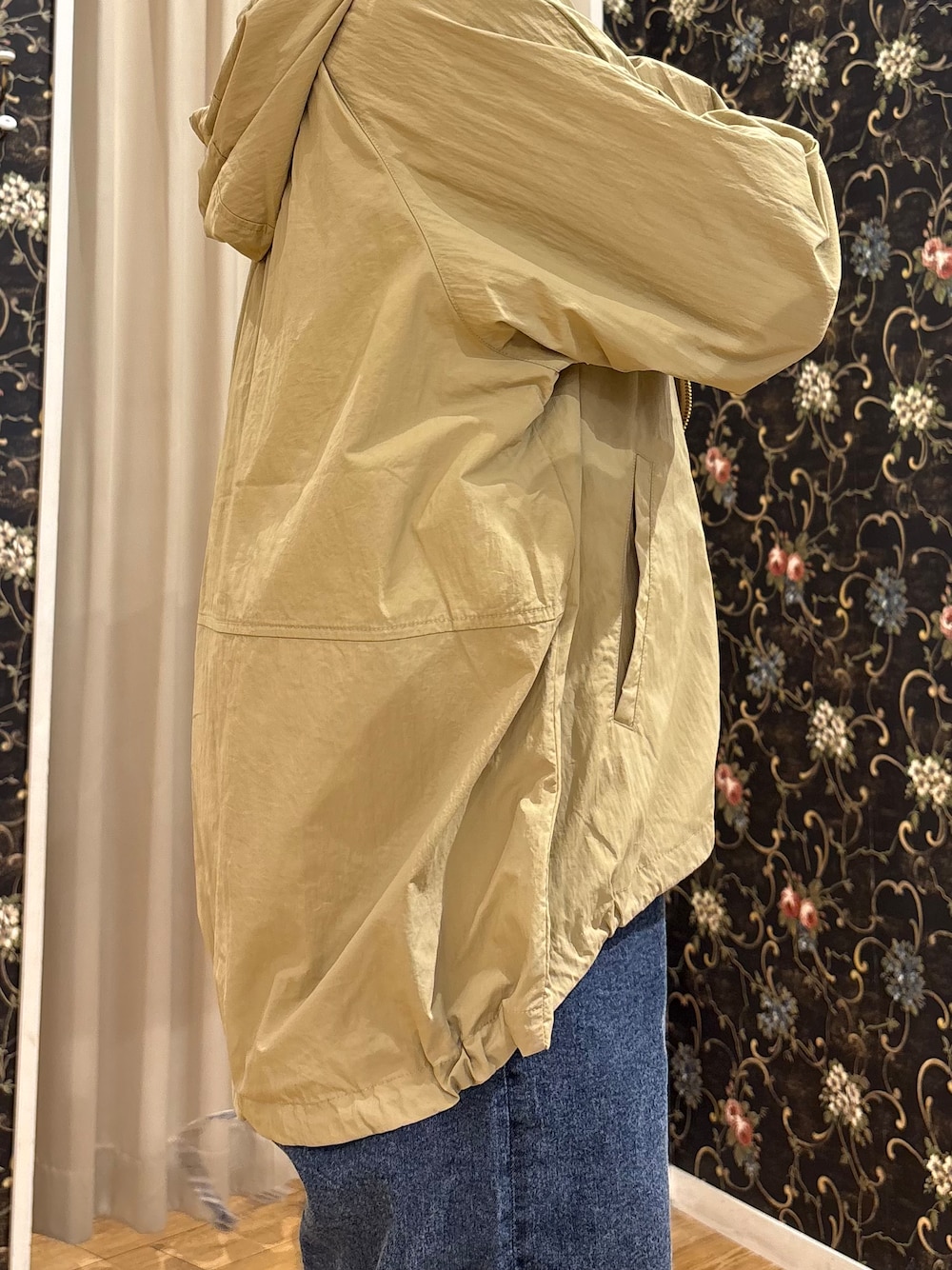 ベージュ系のブルゾン、ホワイト系のTシャツ/カットソー、ブルー系のデニムパンツを着用したレディースの秋コーディネートの4枚目の写真