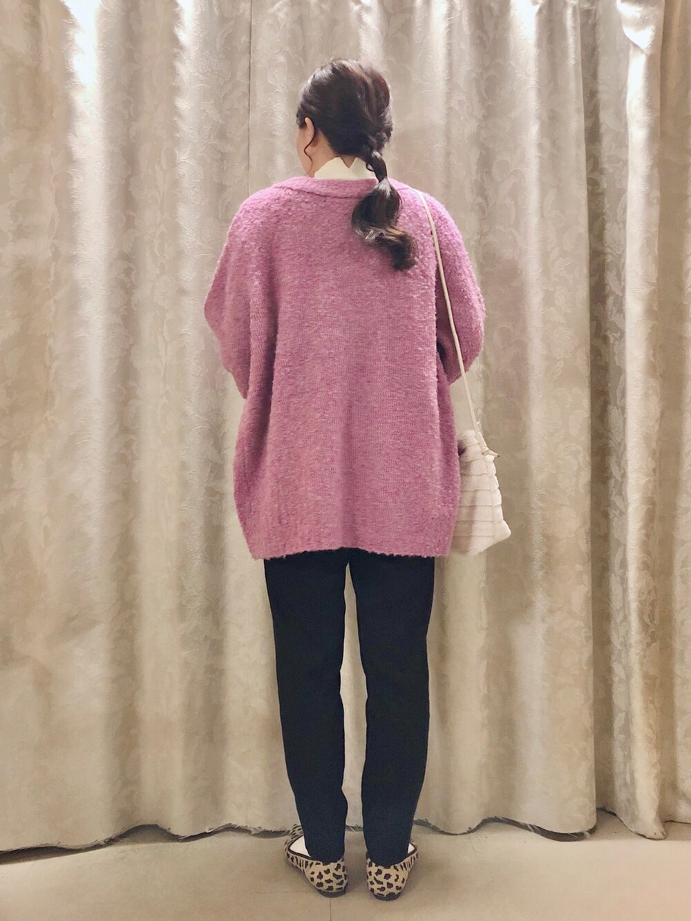 ブラック系のその他パンツ、ブラウン系のパンプス、ベージュ系のショルダーバッグを着用したレディースの秋コーディネートの3枚目の写真