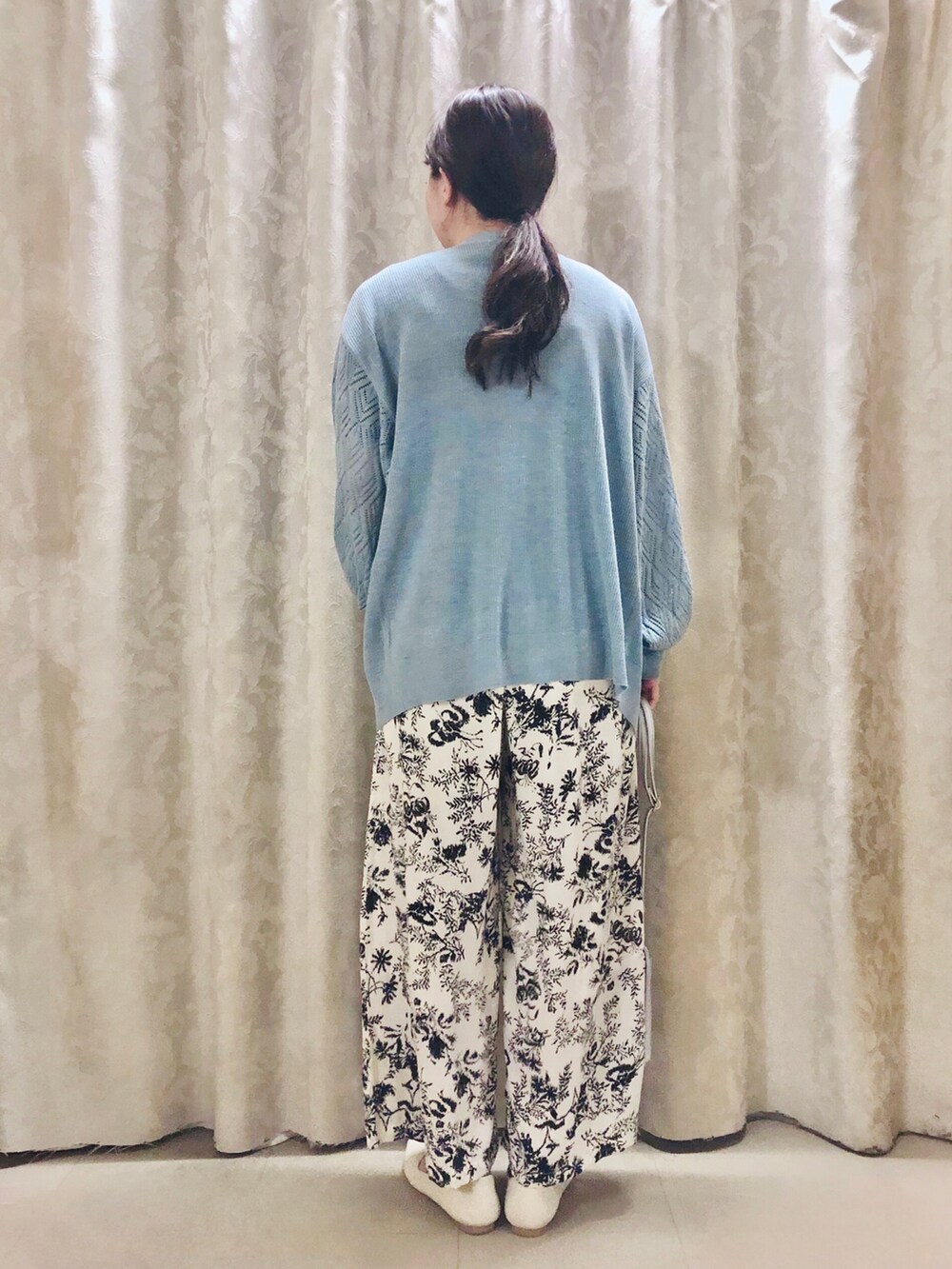 「カジュアル、ブルー、ワイドパンツ、ラフ、大人コーデ、パンツスタイル、リラックススタイル、春コーデ、シューラルー、いいね、save、フォローお願いします🤑」｜「Cutie Blondeの【体型カバーもできる】透かし編みスリーブ Vネックカーディガン（カーディガン/ボレロ、ブルー系）」を使った、ネリさん（レディース・162cm）の春コーディネートの3枚目の写真
