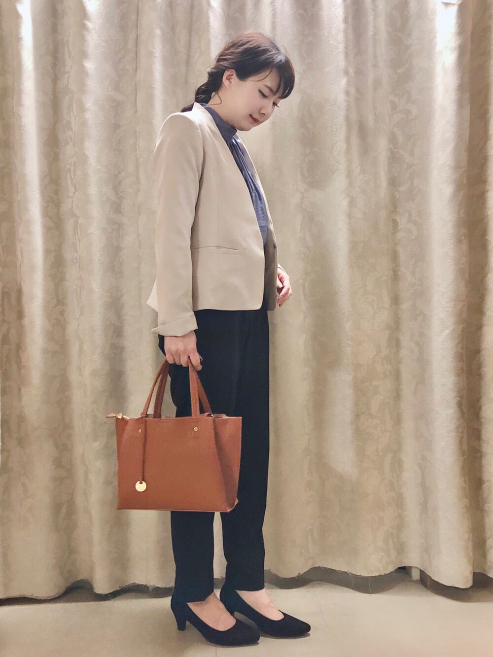 ブラック系のその他パンツ、イエロー系のトートバッグ、ブラック系のパンプスを着用したレディースの秋コーディネートの2枚目の写真