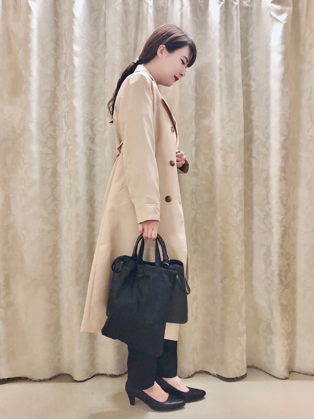 ブラック系のノーカラージャケット、ベージュ系のトレンチコート、ブラック系のパンプスを着用したレディースの春コーディネートの2枚目の写真