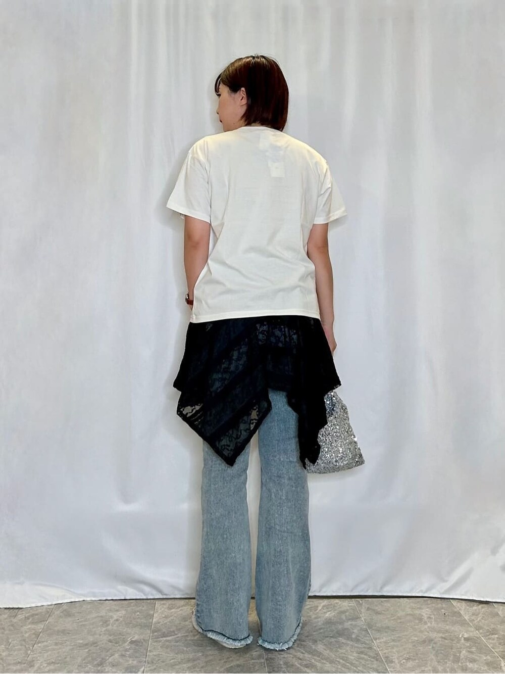ホワイト系のTシャツ/カットソー、ブラック系のタンクトップ、ブルー系のデニムパンツを着用したレディースの夏コーディネートの3枚目の写真