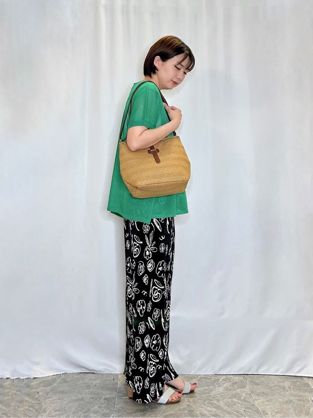グリーン系のその他トップス、ブラック系のその他パンツ、シルバー系のサンダルを着用したレディースの夏コーディネートの2枚目の写真