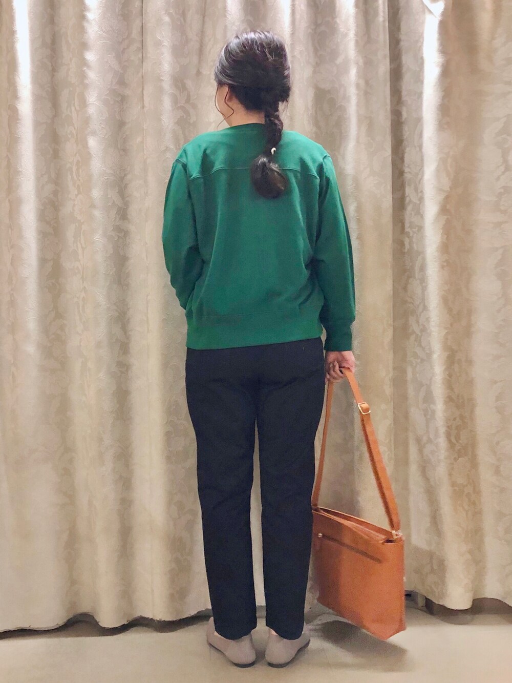 ブラック系のその他パンツ、イエロー系のショルダーバッグ、ベージュ系のパンプスを着用したレディースの秋コーディネートの3枚目の写真