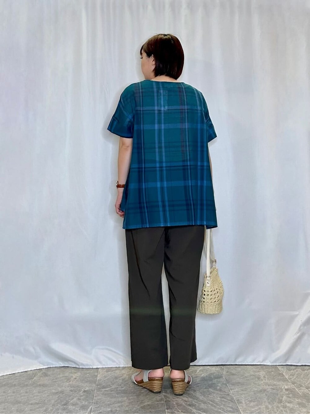 ブルー系のシャツ/ブラウス、ブラウン系のその他パンツ、シルバー系のサンダルを着用したレディースの夏コーディネートの3枚目の写真