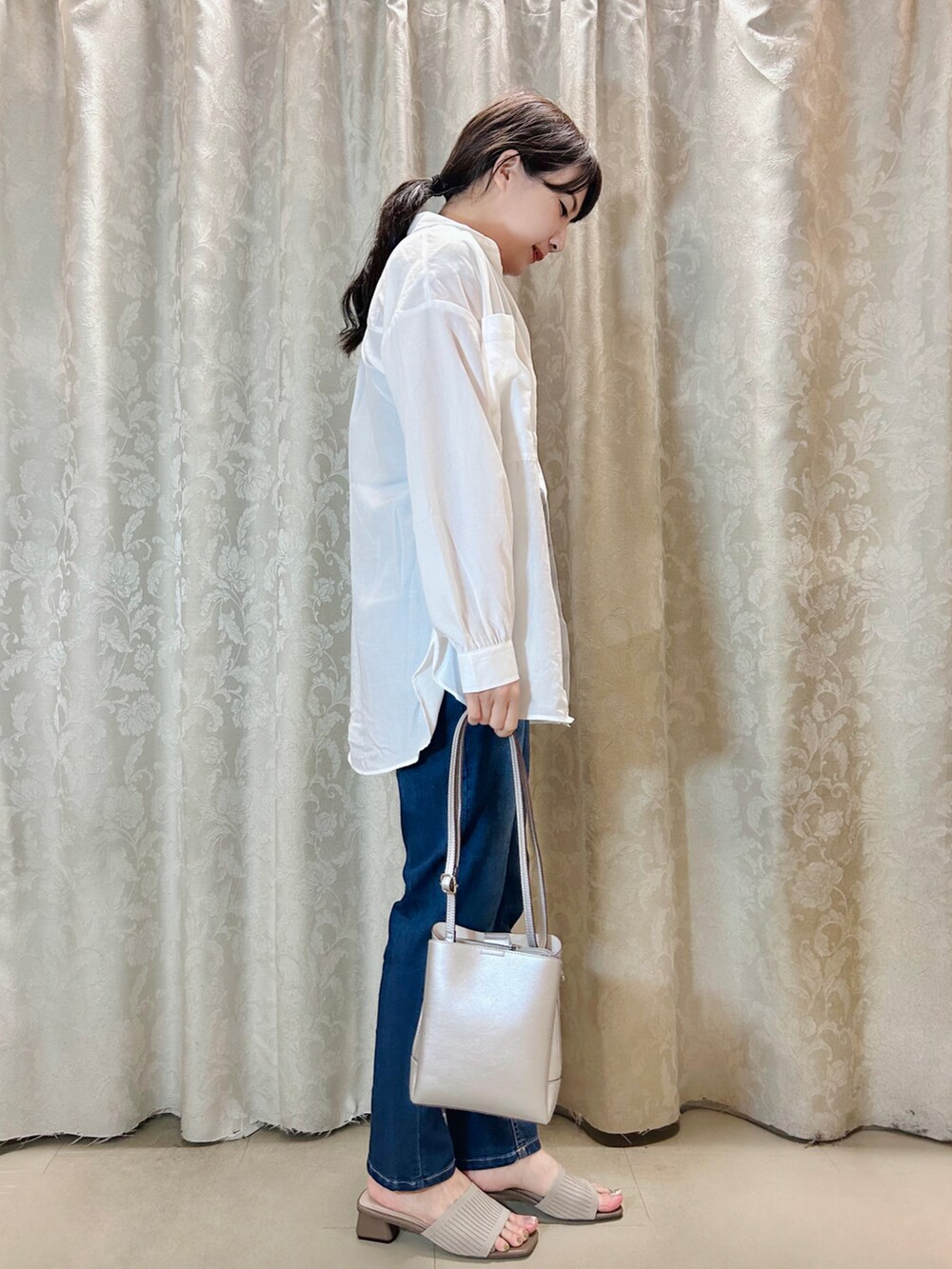 ブラック系のタンクトップ、ホワイト系のシャツ/ブラウス、シルバー系のショルダーバッグを着用したレディースの春コーディネートの2枚目の写真