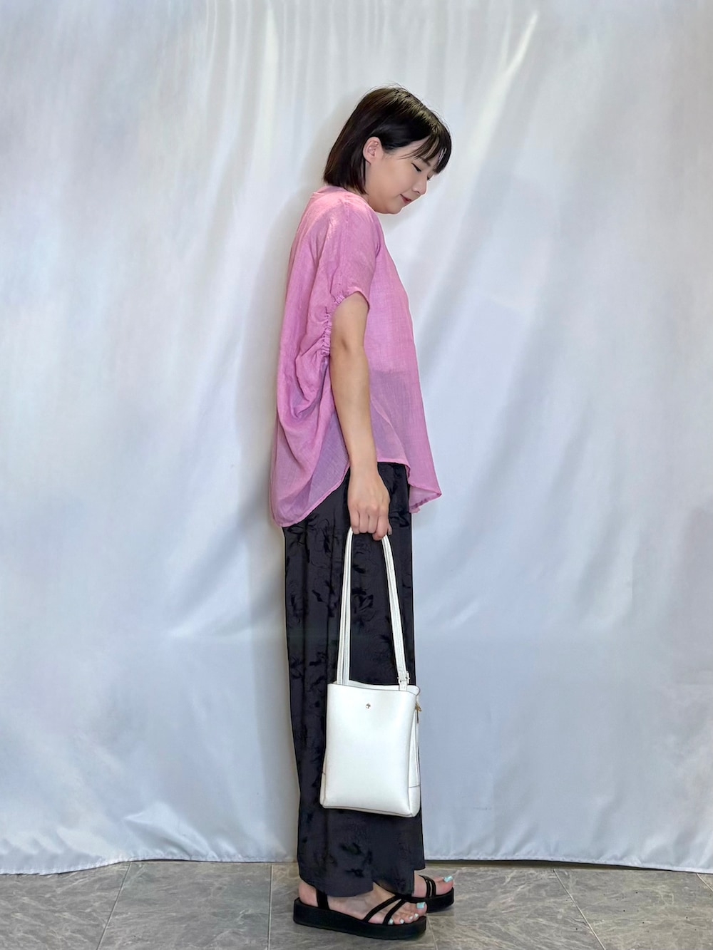 ピンク系のシャツ/ブラウス、ホワイト系のタンクトップ、グレー系のその他パンツを着用したレディースの夏コーディネートの2枚目の写真