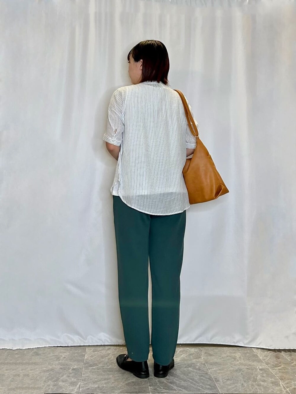 ホワイト系のシャツ/ブラウス、グリーン系のその他パンツ、ブラック系のその他シューズを着用したレディースの秋コーディネートの3枚目の写真