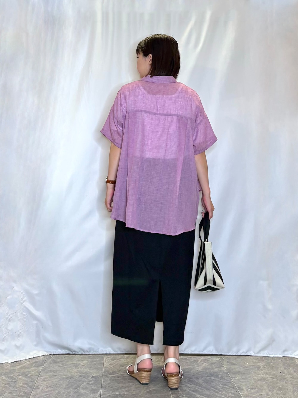 ピンク系のシャツ/ブラウス、ホワイト系のTシャツ/カットソー、ブラック系のスカートを着用したレディースの夏コーディネートの4枚目の写真