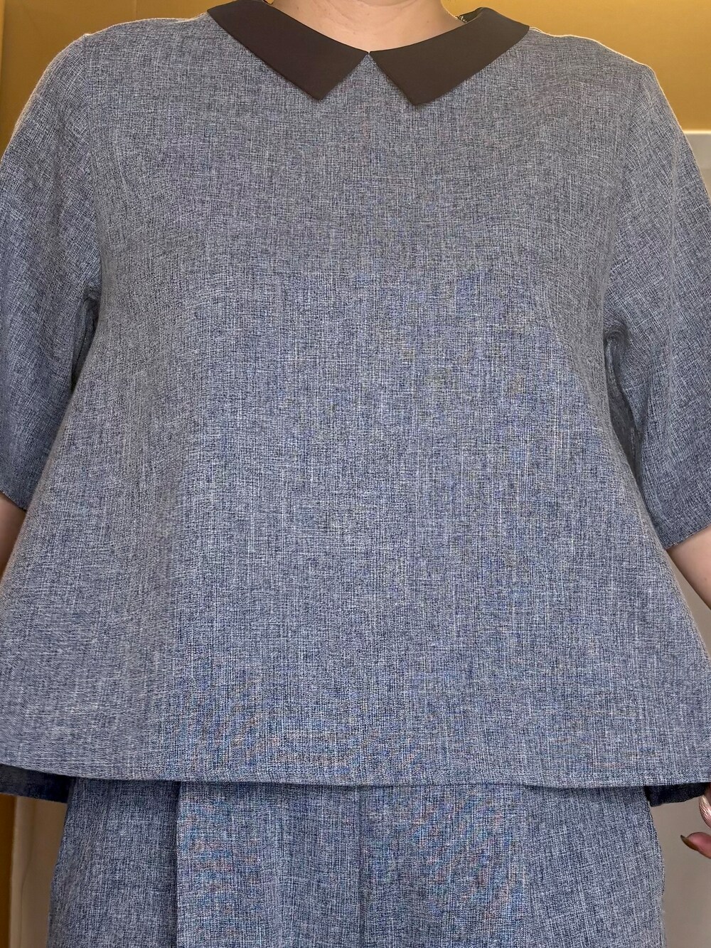 ブルー系のシャツ/ブラウス、ブルー系のその他パンツ、ブラック系のショルダーバッグを着用したレディースの秋コーディネートの5枚目の写真