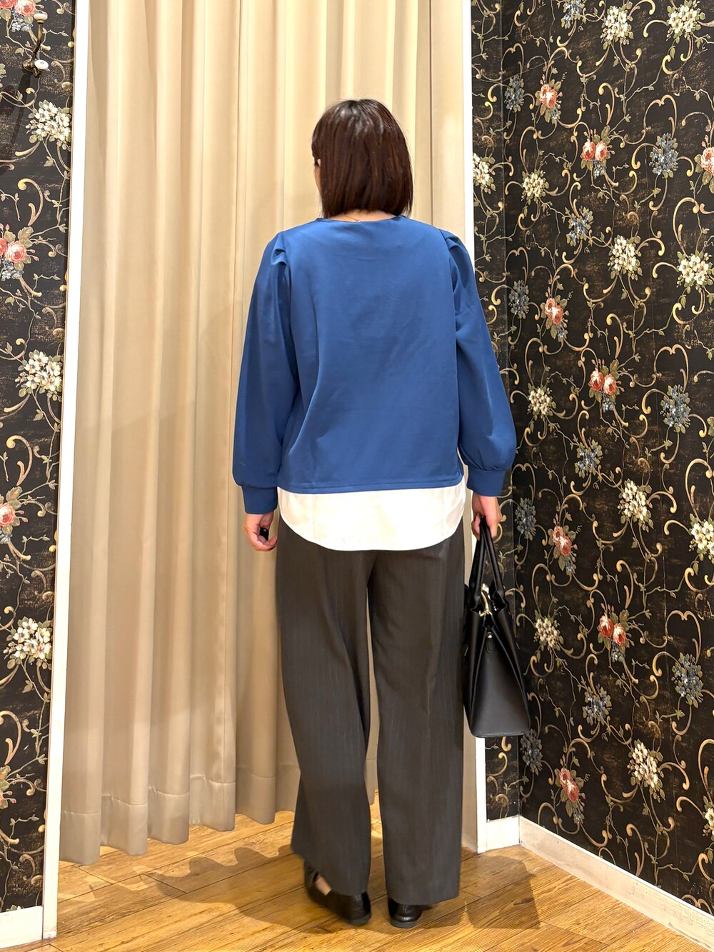 ブルー系のTシャツ/カットソー、グレー系のその他パンツ、ブラック系のトートバッグを着用したレディースの秋コーディネートの3枚目の写真