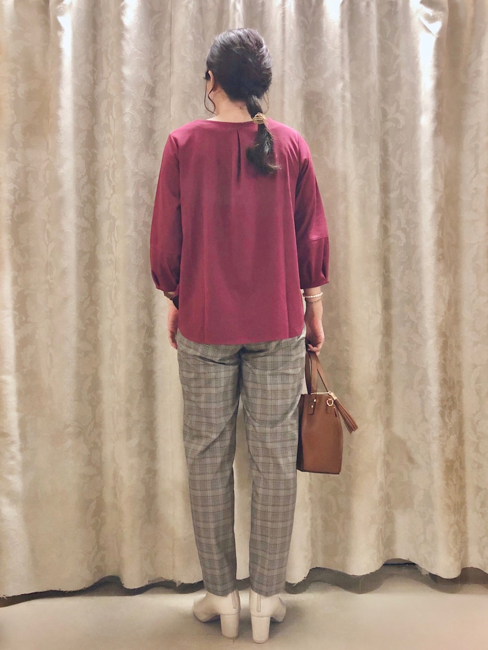 パープル系のTシャツ/カットソー、イエロー系のショルダーバッグ、ホワイト系のブーツを着用したレディースの秋コーディネートの3枚目の写真