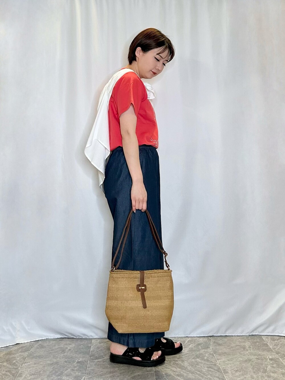 ホワイト系のシャツ/ブラウス、ピンク系のTシャツ/カットソー、ブラック系のサンダルを着用したレディースの春コーディネートの2枚目の写真