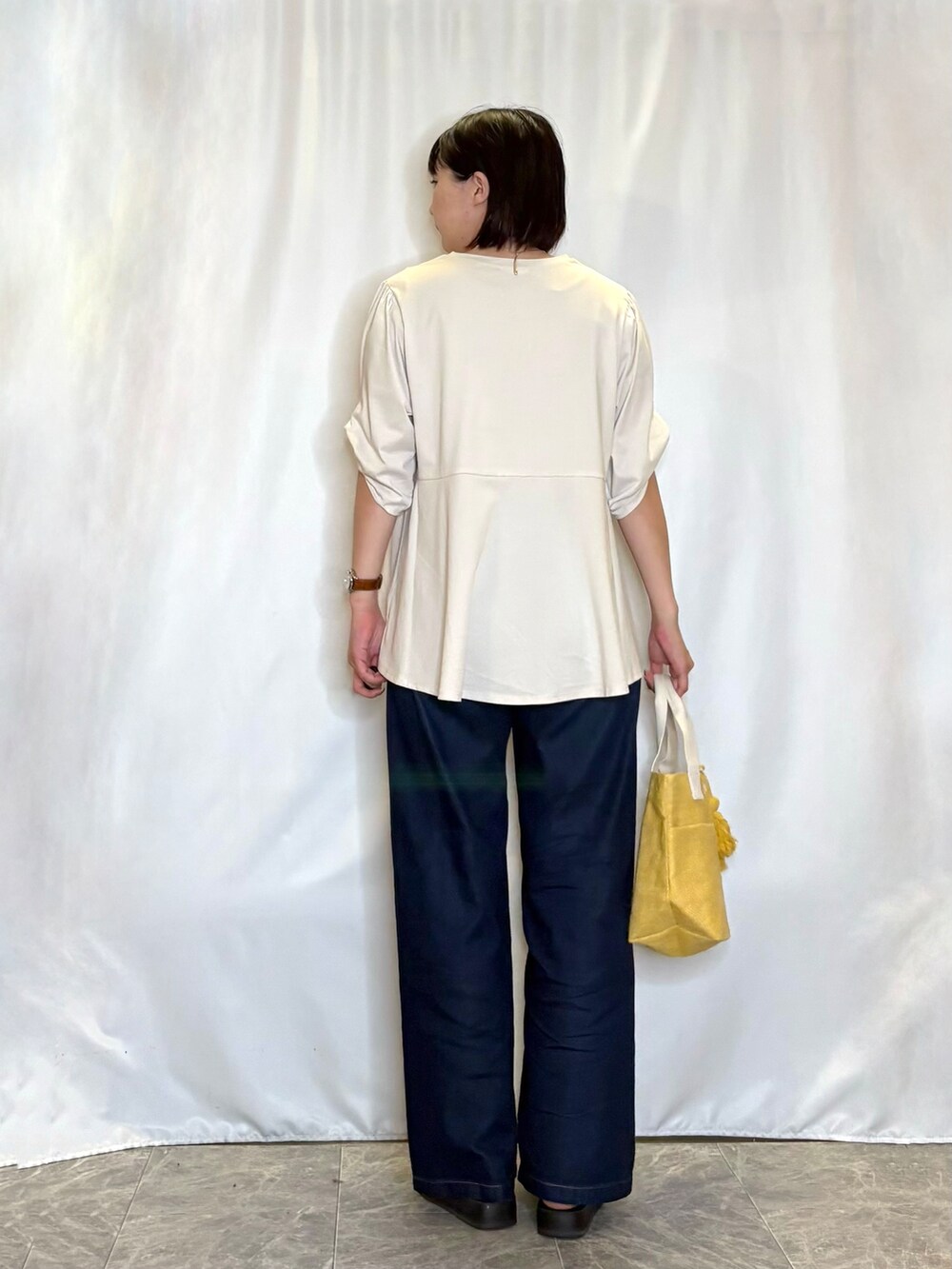 ベージュ系のTシャツ/カットソー、ブルー系のその他パンツ、ブラック系のサンダルを着用したレディースの夏コーディネートの3枚目の写真