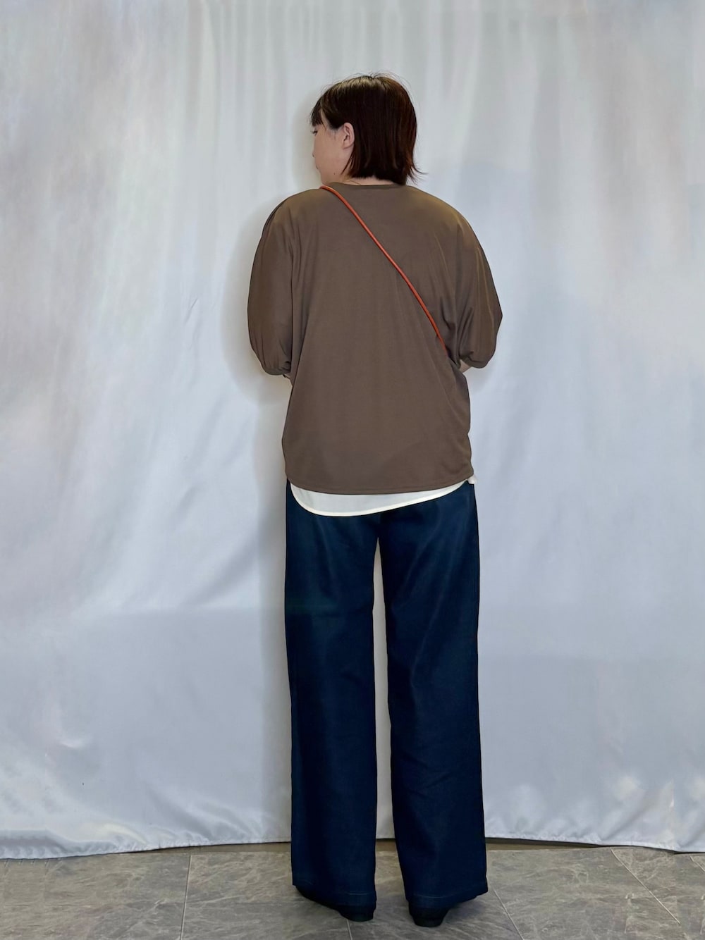 ブラウン系のカーディガン/ボレロ、ホワイト系のTシャツ/カットソー、ブルー系のその他パンツを着用したレディースの夏コーディネートの5枚目の写真