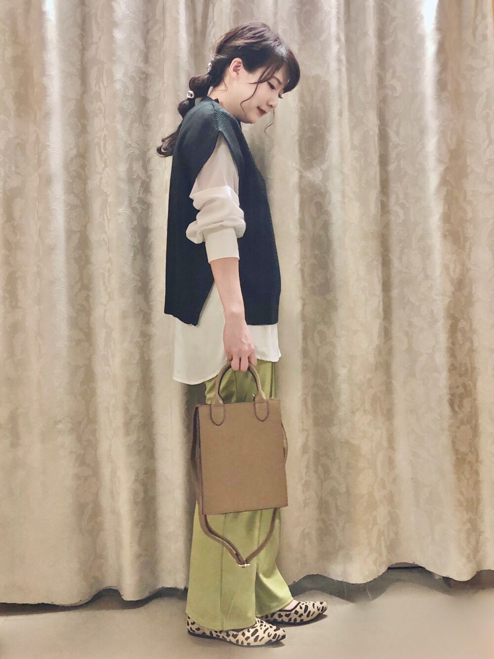 ホワイト系のシャツ/ブラウス、ブラウン系のパンプス、グリーン系のその他パンツを着用したレディースの夏コーディネートの2枚目の写真