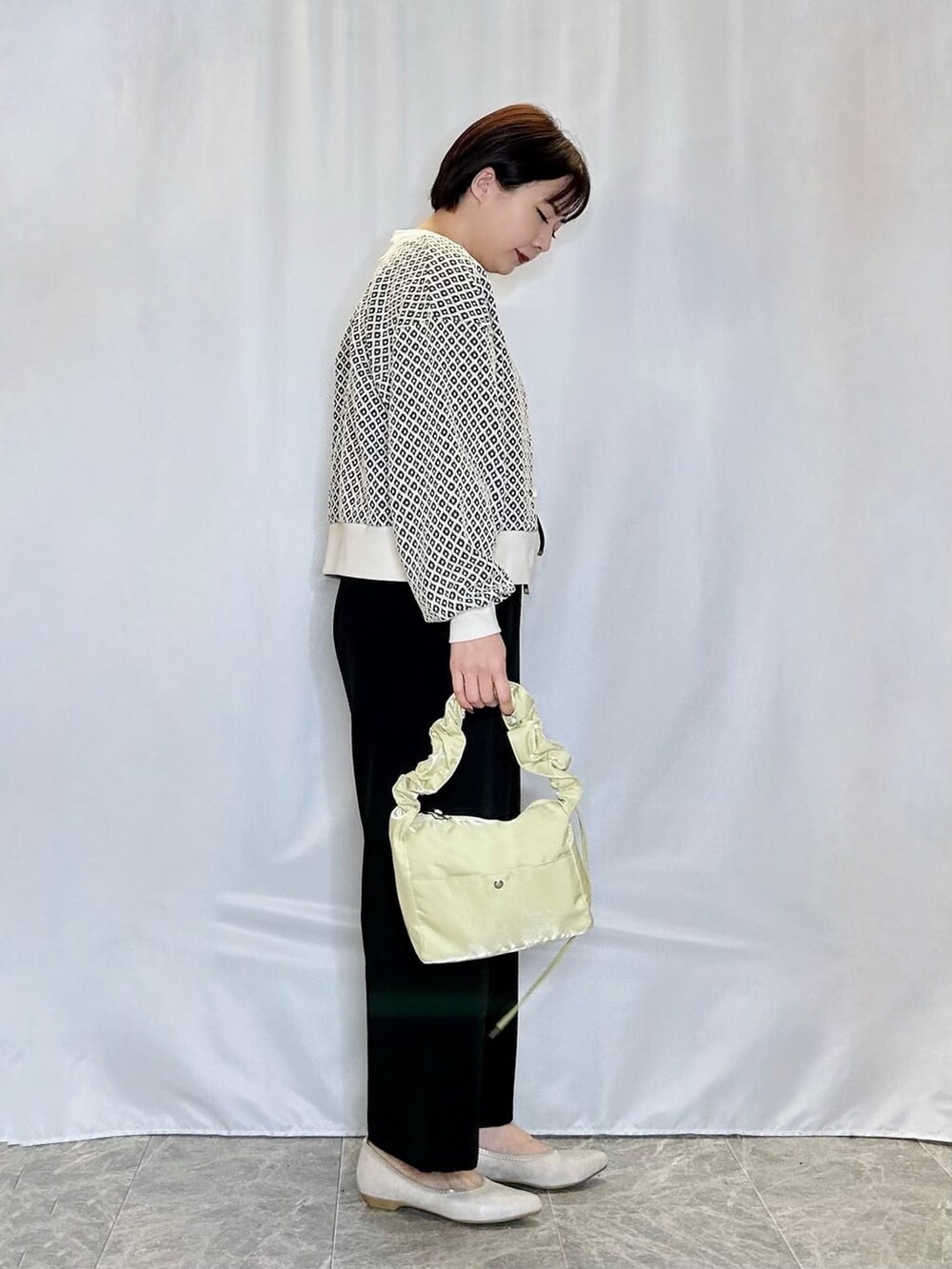 ブラック系のカーディガン/ボレロ、ホワイト系のTシャツ/カットソー、ブラック系のその他パンツを着用したレディースの春コーディネートの2枚目の写真