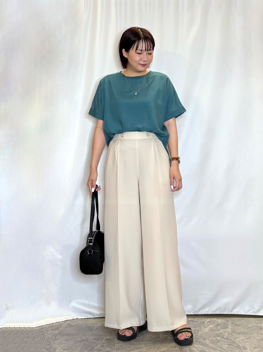 グリーン系のシャツ/ブラウス、ベージュ系のその他パンツ、ブラック系のサンダルを着用したレディースの夏コーディネートの2枚目の写真