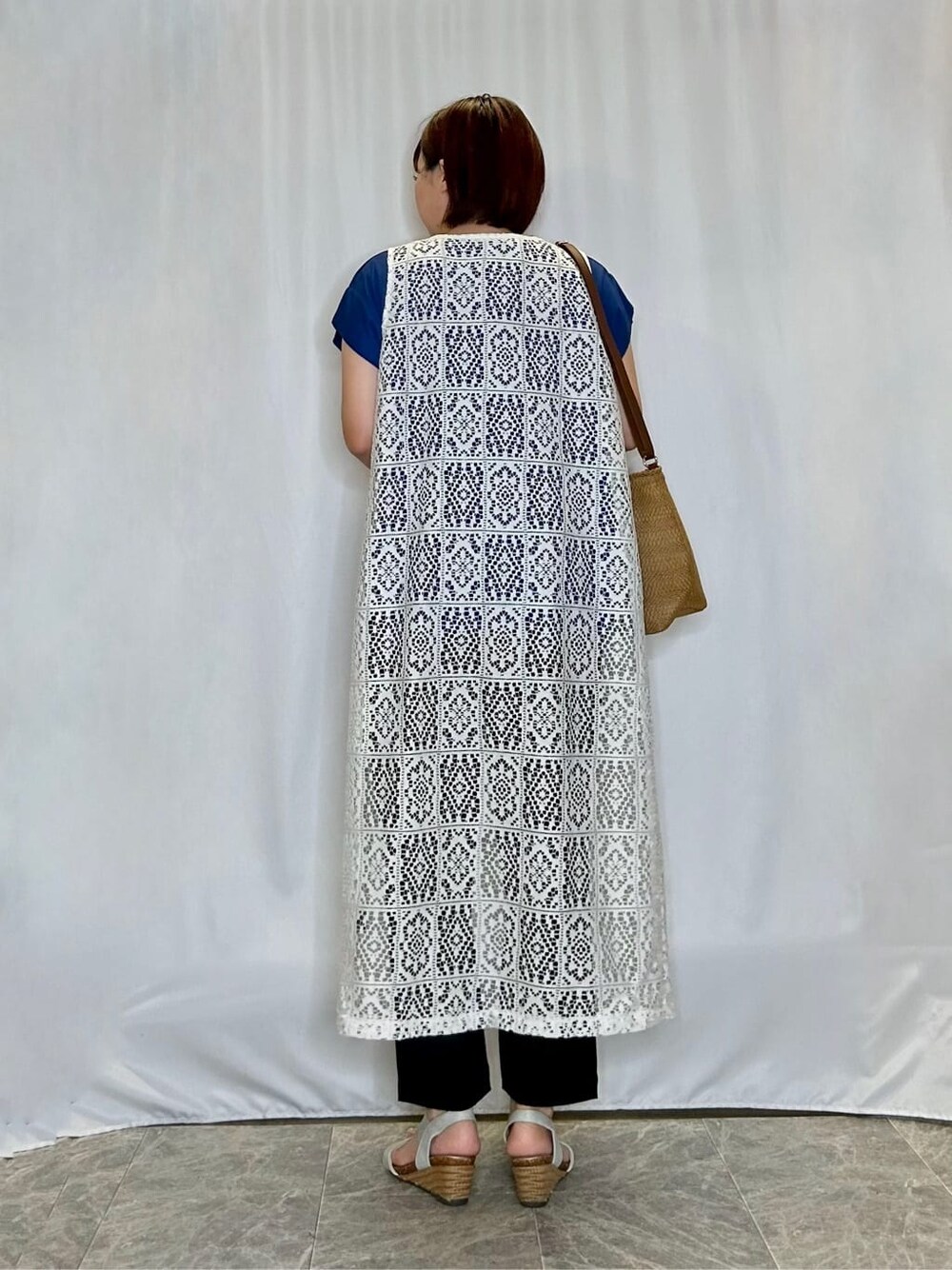 ホワイト系のベスト、ブルー系のTシャツ/カットソー、ブラック系のその他パンツを着用したレディースの夏コーディネートの3枚目の写真